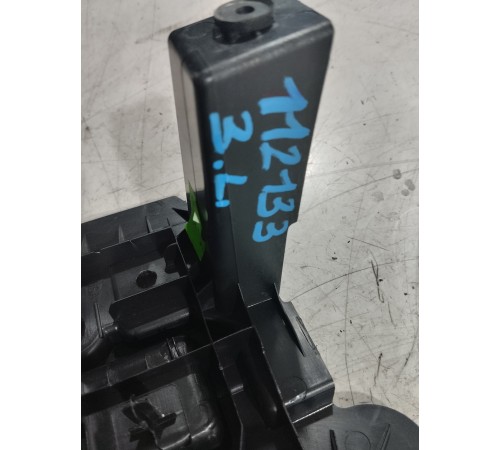 Кронштейн(крепление) шторки багажника левый