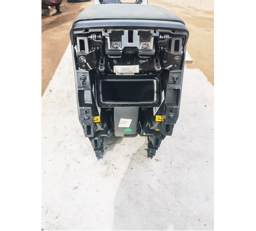 Центральная консоль с подлокотником