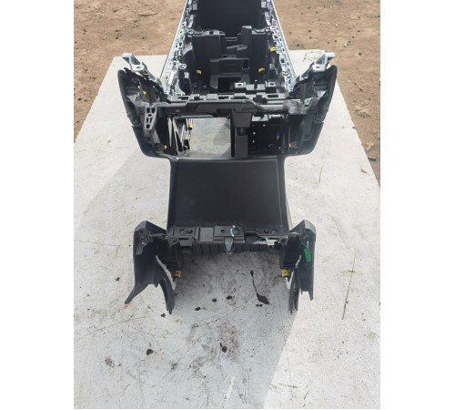 Центральная консоль с подлокотником