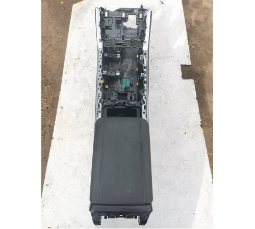 Центральная консоль с подлокотником