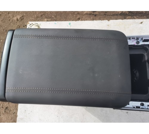 Центральная консоль с подлокотником