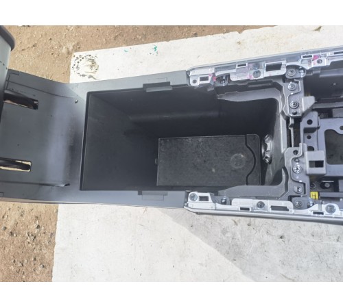 Центральная консоль с подлокотником