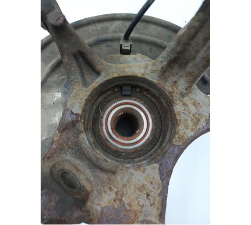 Кулак поворотный передний левый