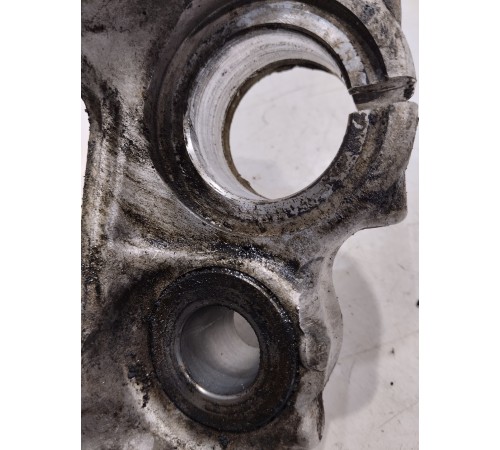 Кулак поворотный передний левый