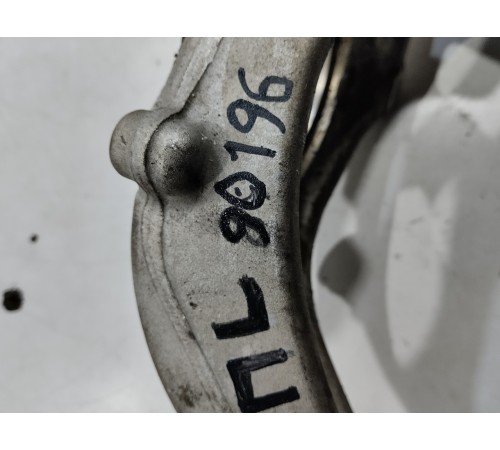 Кулак поворотный передний левый