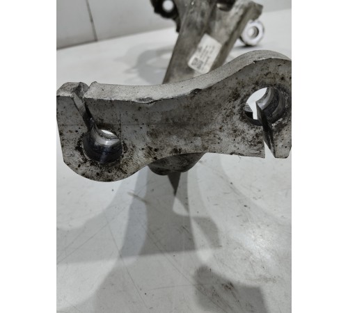 Кулак поворотный передний левый