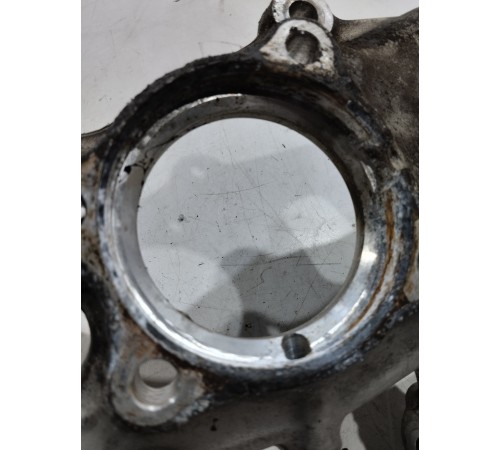 Кулак поворотный передний левый