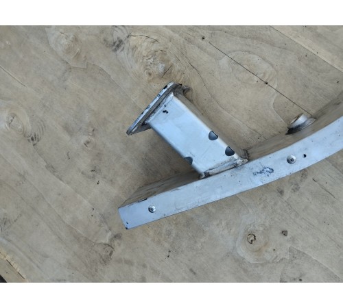 Усилитель переднего бампера