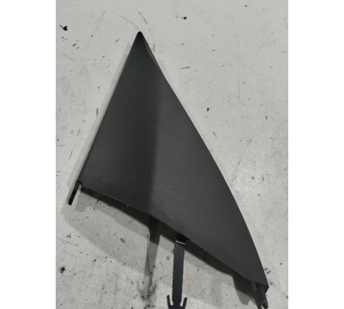 Угол двери внутренний (передний левый)