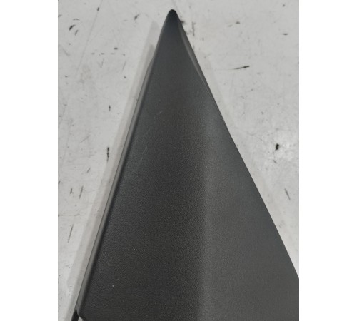 Угол двери внутренний (передний левый)