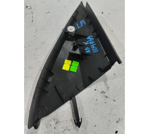 Угол двери внутренний (передний левый)