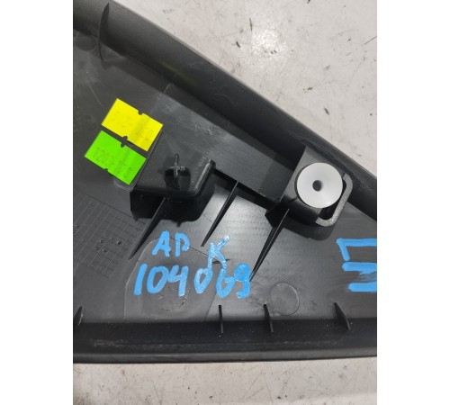 Угол двери внутренний (передний левый)