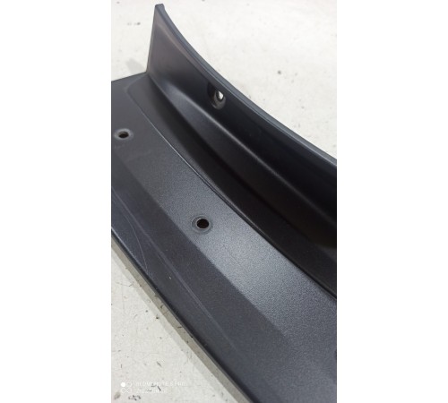 Накладка крышки багажника правая верхняя