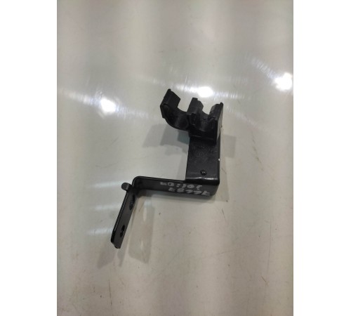 Крепление трубки газоотвода аккумулятора