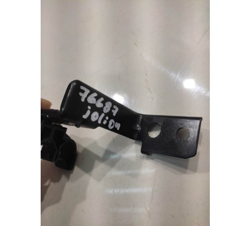 Крепление трубки газоотвода аккумулятора