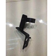 Крепление трубки газоотвода аккумулятора