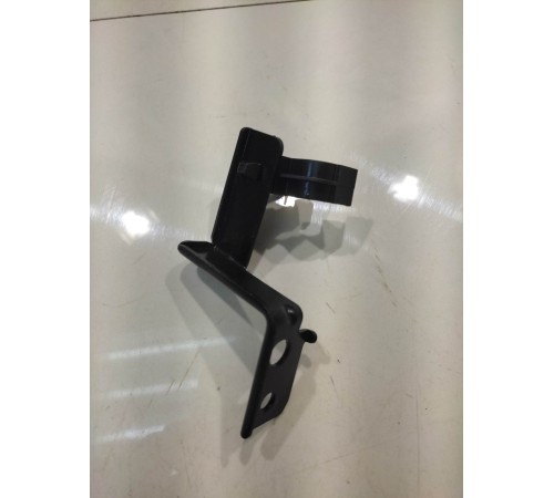 Крепление трубки газоотвода аккумулятора