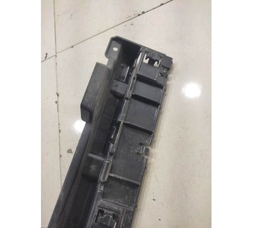 Кронштейн накладки на порог (наружней) передний правый