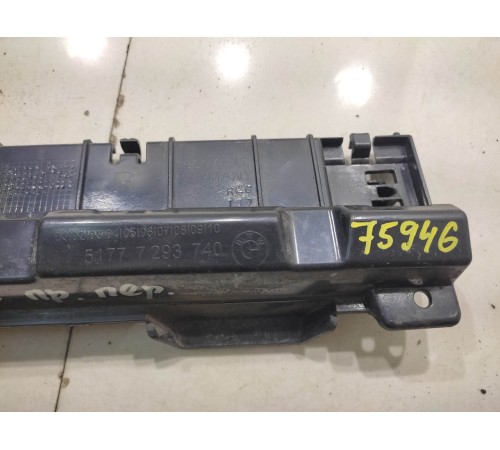 Кронштейн накладки на порог (наружней) передний правый