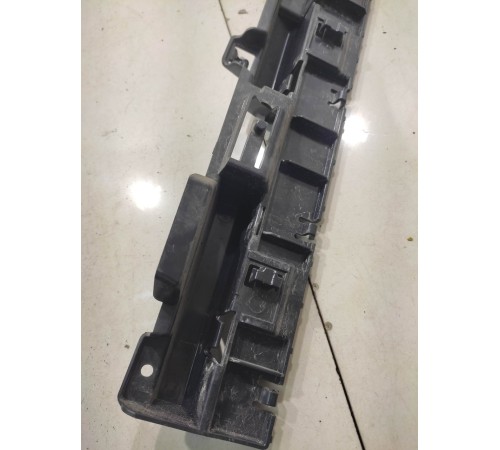 Кронштейн накладки на порог (наружней) передний правый