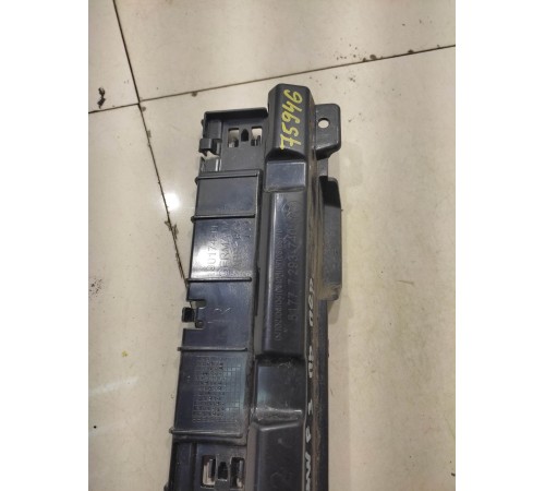 Кронштейн накладки на порог (наружней) передний правый