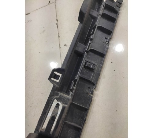 Кронштейн накладки на порог (наружней) передний правый