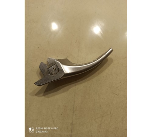 Рычаг ручки двери(передний левый внутренний)