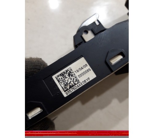 Кнопка стеклоподъемника (передняя правая)