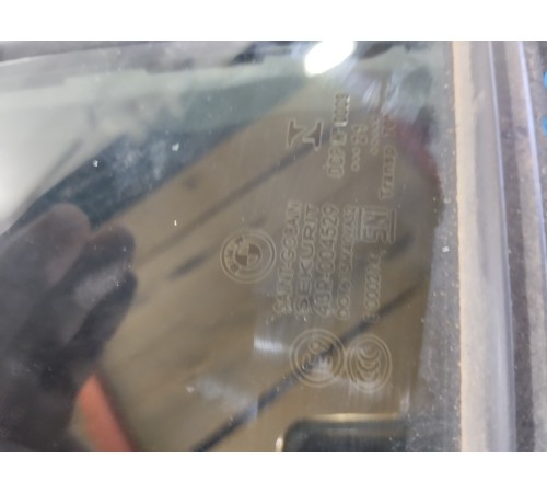 Глухое стекло заднее правое