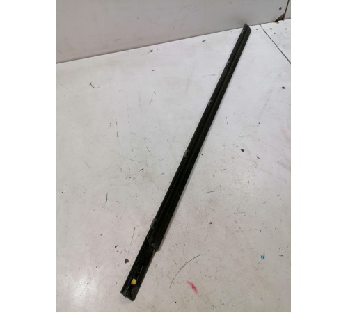 Уплотнитель стекла передний правый наружний