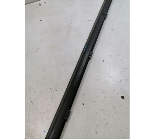 Уплотнитель стекла передний правый наружний