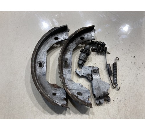 Тормозные колодки (задние, левые)