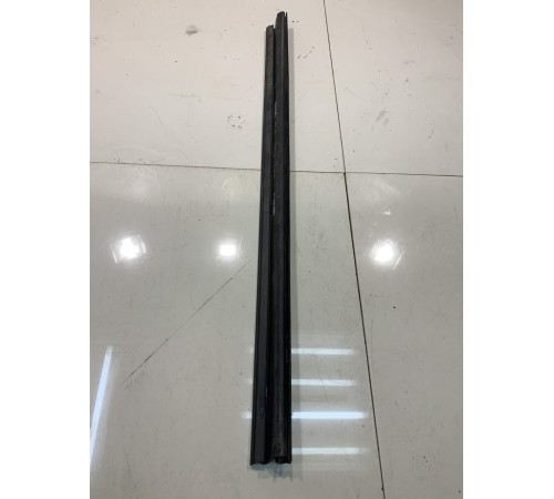 Уплотнитель двери (передний, левый)