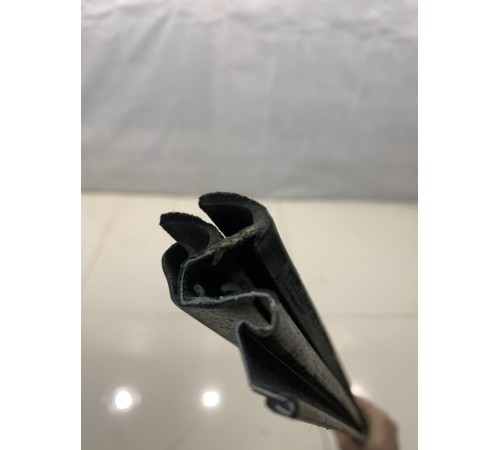 Уплотнитель двери (передний, левый)