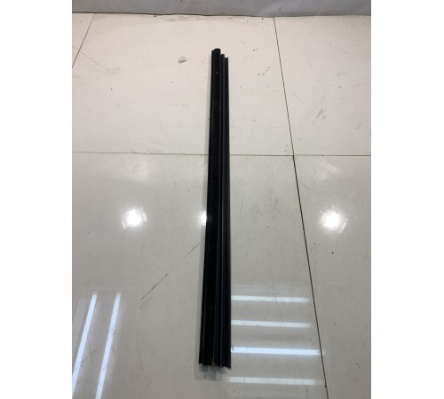 Уплотнитель двери (передний, левый)