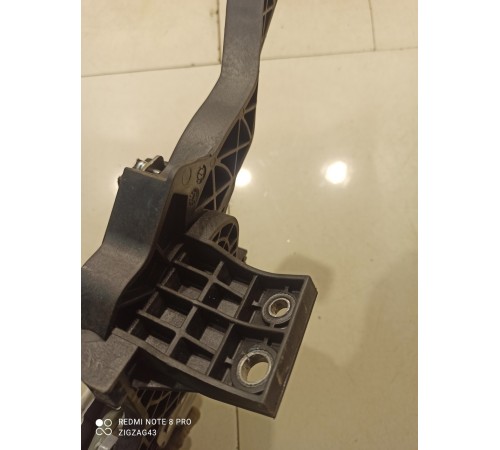 Педаль ручного тормоза