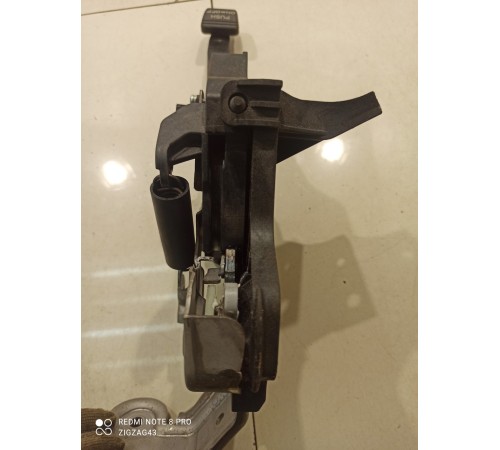 Педаль ручного тормоза