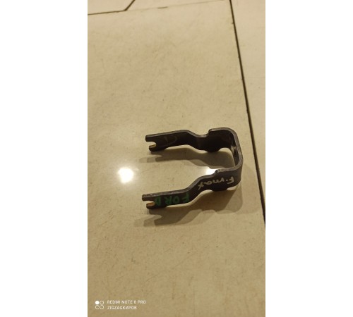 Кронштейн отклонителя воздуха на крыше внутренний