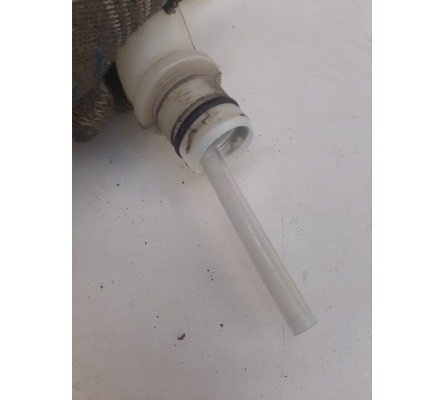 Горловина бочка стеклоомывателя