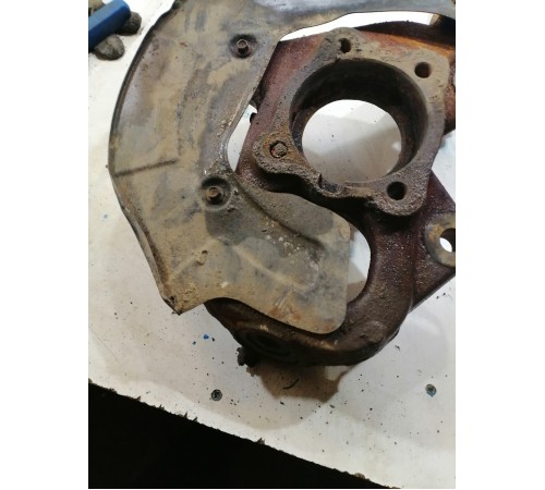 Кулак поворотный передний левый