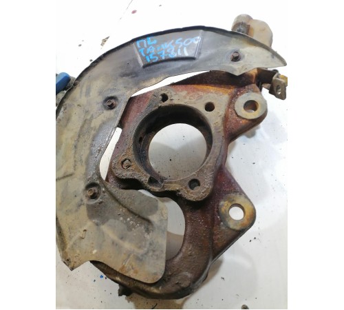 Кулак поворотный передний левый