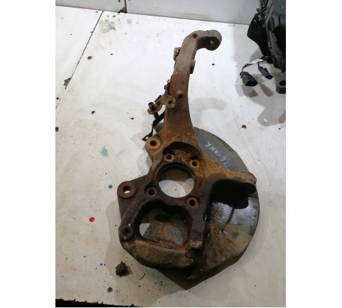 Кулак поворотный передний левый