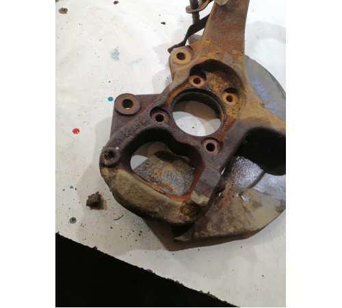 Кулак поворотный передний левый