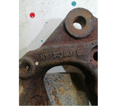 Кулак поворотный передний левый