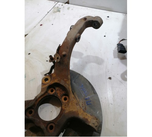 Кулак поворотный передний левый