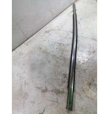 Уплотнитель стекла задний левый хром