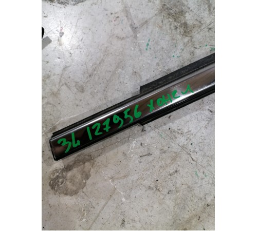 Уплотнитель стекла задний левый хром