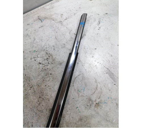 Уплотнитель стекла задний левый хром