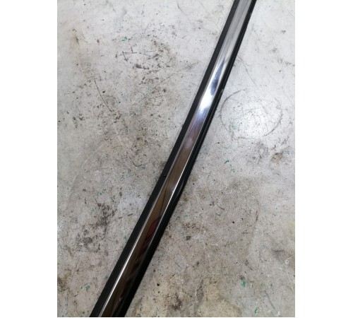 Уплотнитель стекла задний левый хром