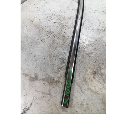 Уплотнитель стекла задний левый хром